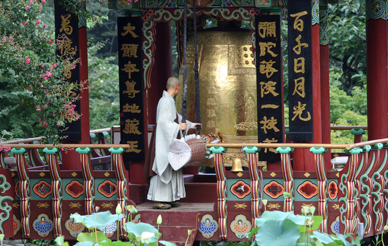 korea zen daewonsa monastery bell nun
