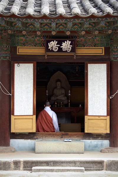 korea zen monastery temple unmunsa meditation praying