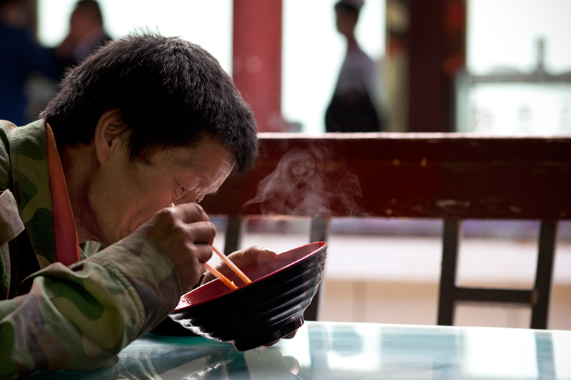 A porter having lunch in Hua Shan